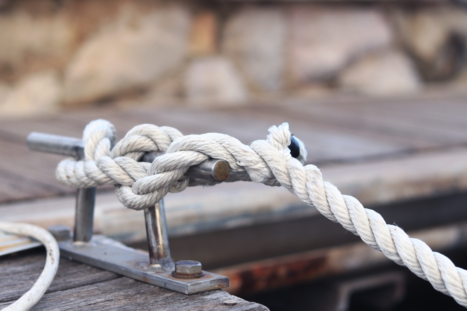 Festgemachtes Segelboot am Pier mit professionellen Knoten