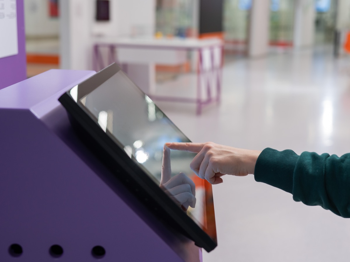 Interaktives Kiosk-Terminal für digitale Geräte-Verwaltung